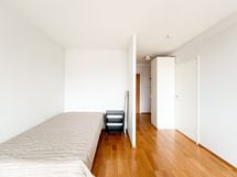 Alkovisyvennys on 90 cm syvä ja 197cm leveä.