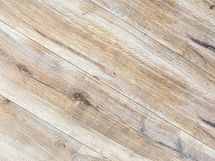 Asunnossa on siistit laminaattilattiat.