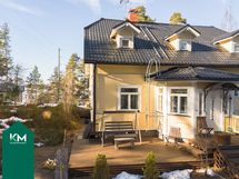 Sisäänkäynti ja toinen terassi