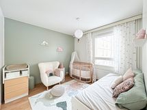 Huone on tilava ja lännen suuntaisella ikkunalla.