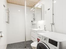 Kylpyhuone remontoitu putkiremontin yhteydessä.