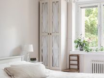 Päämakuuhuoneessa on harmoninen tunnelma rauhallisen värimaailman ansiosta.