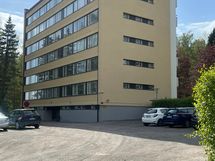 Parkkipaikan puolelta kuvattuna