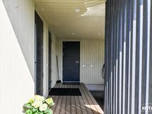 katettu sisäänkäynti asuntoon sekä ovi lämpimään varastoon