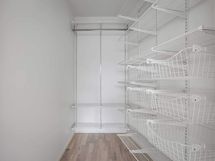 Valokuva asunnosta A 05 - makuuhuone 2:n yhteydessä oleva vaatehuone.