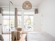 Olohuoneen vieressä oleva makuuhuone