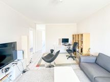 Olohuoneeseen saat vaivattomasti mahtumaan sohvaryhmän ja työpisteen.