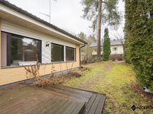 Takapihalla on terassialue ja nurmikkoa.