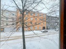 Näkymä ikkunasta Karjalankadulle itään. Olemme 2.kerroksessa.