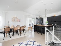 Yläkerran olohuone, keittiö ja ruokailutila muodostavat avaran ja yhtenäisen tilan oleskelulle.