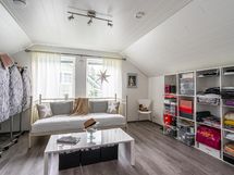 Yläkerran makuuhuone 2