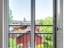 Olo- ja isommassa makuuhuoneessa pari-ikkunat avautuvat ranskalaiseksi parvekkeeksi