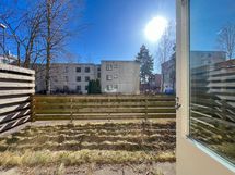 Piha on suojaisa ja aidattu.