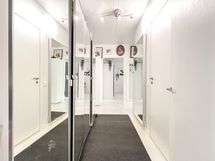 Eteiskäytävällä on kaappitilaa.