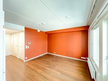 Huoneeseen saat vaivatta mahtumaan sohvaryhmän ja ruokapöydän.