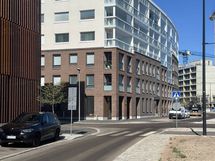 Parkkihalli sijaitsee aivan talon vieressä.