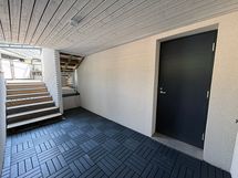 Uloskäynti kellarikerroksesta