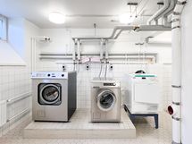 Pyykinpesu onnistuu kätevästi pesutuvassa. Taloyhtiöstä löytyy myös sauna.