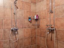 Päärakennuksen pesuhuone