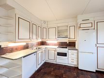 Keittiössä on kaikki tarvittavat kodinkoneet.