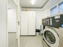 Taloyhtiön pesutupa ja kuivaushuone B-rapun kellarissa.