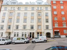 Asuinrakennuksen upea julkisivu Kulmavuorenkadulta katsottuna.
