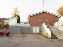 Parkkipaikalta rappuset asunnolle (vehreään aikaan)