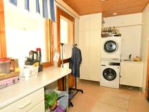 Tilava kodinhoitohuone mistä käynti takaterassille