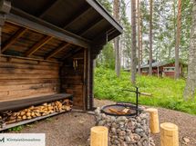 Laavu ja nuotiopaikka tarjoavat viihtyisän ympäristön tulilla istuskeluun