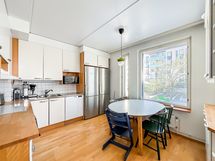 Keittiössä hyvin tilaa ruokapöydälle ja näkymät sisäpihan puoleen.