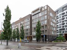 Rakennuksen julkisivu kadun puolelta