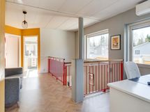 Yläkerran aulasta on käynti parvekkeelle
