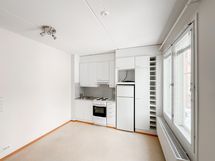 Hissitalon 2/4 kerroksen tehopohjainen yksiö, jossa avokeittiö, alkovi ja lasitettu parveke.