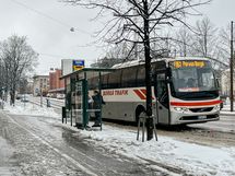 Linja-autopysäkki  viereisellä Sturenkadulla, aivan yhtiön läheisyydessä.