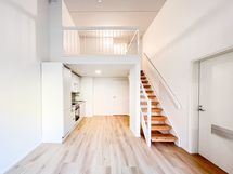 Valoisa kahdessa tasossa oleva koti, omalla saunalla ja terassilla.