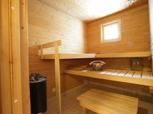 päärakennuksen saunassa on sähkökiuas