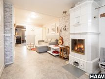 Kodin toinen takka sijaitsee oleskelutilassa