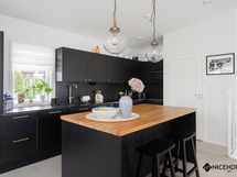 Keittiössä on käytännöllinen saareke.