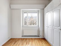 makuuhuoneesta 1 ikkunaan päin