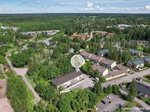 Lepolan urheilukeskus n. 900 m, Kolsan tekonurmi n. 1 km, Notkopuiston aktiviteetit n. 750 m. 