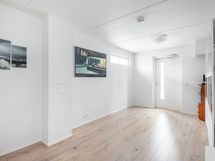 alakerran työ/vierashuone omalla sisäänkäynnillä