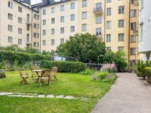 Taloyhtiön viihtyisää sisäpihaa.