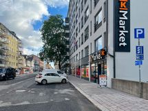 Kodin lähellä on useita lähikauppoja kuten tämä K-market johon kävelee muutamassa minuutissa.