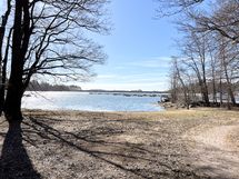 Sateenpuisto ja vieressä Otsolahden venesatama reilun 5 minuutin kävelymatkan päässä.