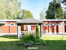 Grillikatoksen takana olevassa rakennuksessa on yhtiön saunat ja lämpimät varastot