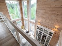 Yläkerran aula on avointa tilaa alakertaan