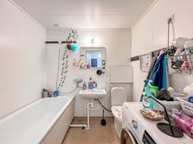 Kylpyhuoneessa on liitännät pyykinpesukoneelle.