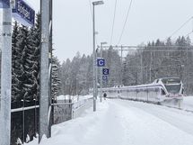 Juna-asema Koivuhovi sijaitsee yhtiön vieressä.  Asuntoon ei kuitenkaan kuulu häiritsevää melua.