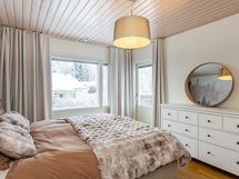 Ensimmäisestä makuuhuoneesta on kulku parvekkeelle