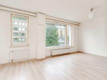 Olohuone on valoisa isojen ikkunoiden ansiosta.